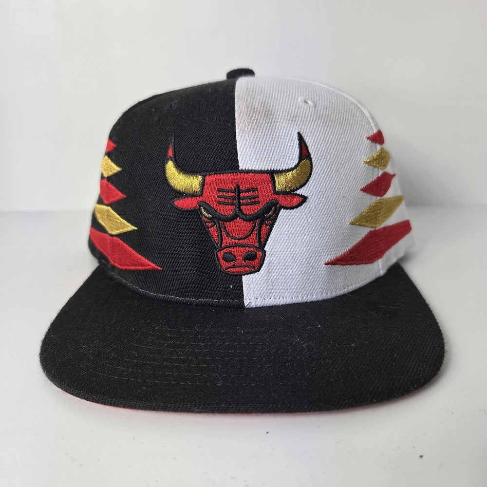Chicago Bulls Hat NBA Cap Mens One Size Black White Snapback Mitchell & Ness